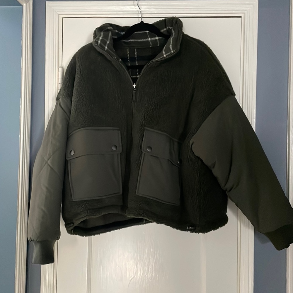 NWOT American Eagle reversible puffer/bomber jacket in size MEDIUM